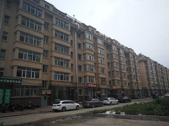 王义随后向中国房地产报记者提供了由设计单位提供一份关于“工程设计联系单”的说明和“设计变更通知单”,两份文件均盖有设计公司公章,表明设计公司对管材变更已经认可,但日期分别标注7月22日和7月23日,这意味着,从5月份开始进场到7月份,大概2个多月时间里,在没有取得设计公司的同意前,阿城中燃私自采用了成本更低的“焊接钢管”,一直到工程已覆盖了上万户居民后才得到设计公司的书面确认。《城镇燃气室内工程施工与质量验收规范》中明确规定,城镇燃气室内工程施工应按已审定的设计文件实施,当需要修改设计或材料代用时,应经原设计单位同意。对此,王义承认“工作中存在一定失误”,王义同时表示,更换后的焊接钢管也可以完全满足使用需要,此举属于“降本增效”,“企业这么大面积的施工也要计算成本。”