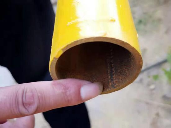 7月22日,阿城区市民王先生向记者反映,该区正在进行大面积天然气管道施工改造,但他在上京广场商住小区的施工处发现,设计单位出具的书面标准要求燃气管道使用管材为“无缝钢管”,但现场施工所使用的全是有缝的“焊接钢管”,存在一定安全隐患。王先生介绍,“无缝钢管”是整体一次成型生产出来的,有缝“焊接钢管”是通过成型焊接出来的,两种钢管价格相差较大。记者查询资料获悉,两种钢管的市场价格相差大约四分之一左右。