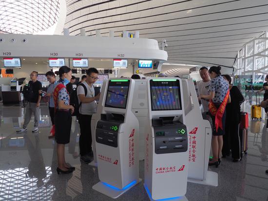 图为大兴机场的“网红”人脸识别取票机
