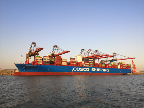  2019年11月21日，正在作业的厦门远海码头和货船。