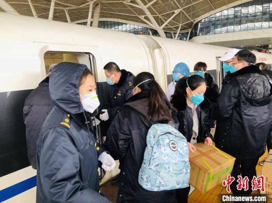 G2056次列车工作人员在协助医务人员搬运医疗物资 广铁供图