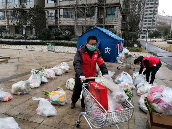十堰＂战时管制＂：50名志愿者与五千名居民的自