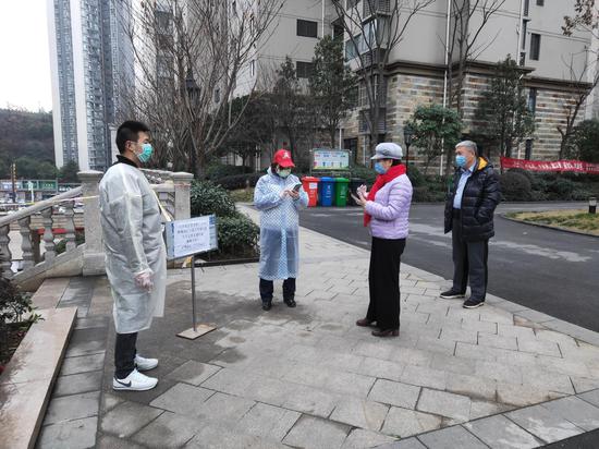 十堰＂战时管制＂：50名志愿者与五千名居民的自