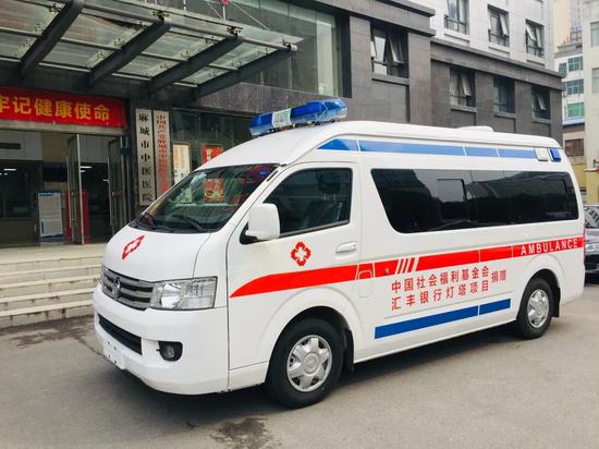 由汇丰捐赠的13台负压救护车中的第一辆已经运抵湖北黄冈麻城中医医院