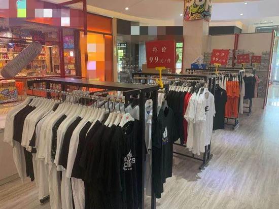 以“特卖会”为名售卖假冒大牌服饰