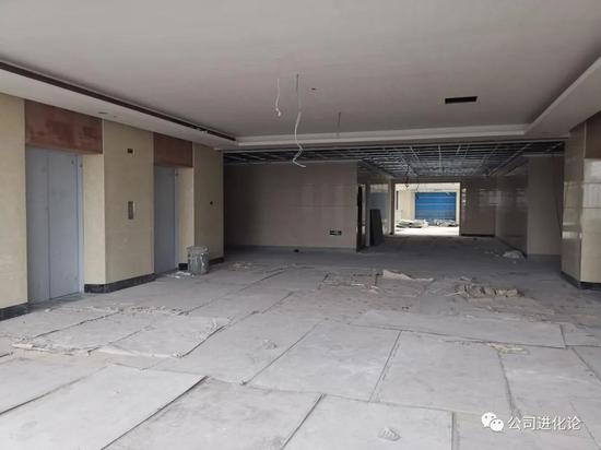 普宁康美医院二期医疗楼的五层，里面尚未装修完成，也无正在施工迹象。（李云琦 摄）
