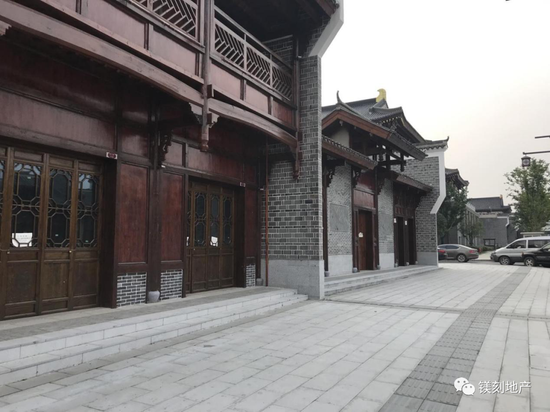 街道两侧大量空置的商铺贴满了招租广告 图片来源:镁编摄
