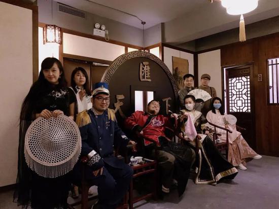 玩家在进行实景剧本杀游戏（图片来源：受访者提供）