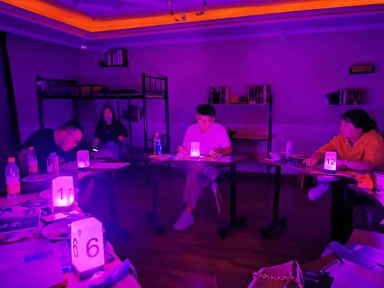 玩家在进行剧本杀游戏（图片来源：受访者提供）