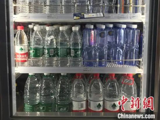 便利店水柜里的各类矿泉水。左宇坤 摄