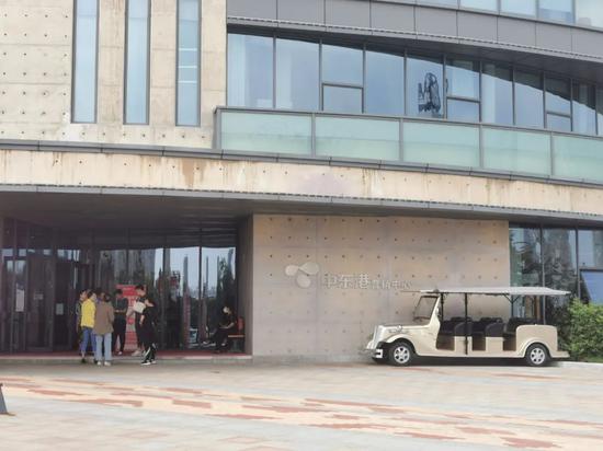 长春中东港遭投诉：公共卫生间改成公寓卖 地上停车位一小时3元