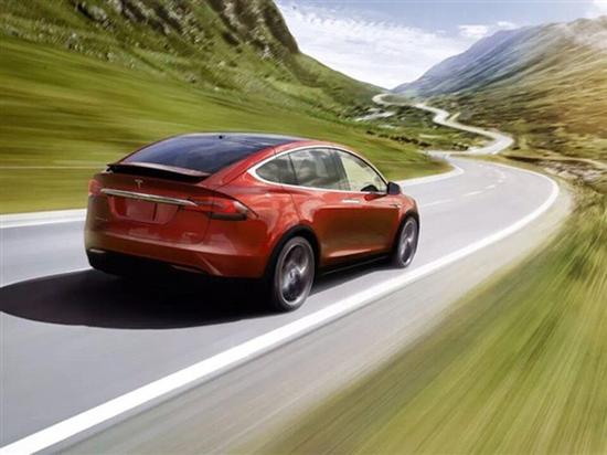 网传Model3失控撞人、方向盘抱死 特斯拉回应：人工有制动