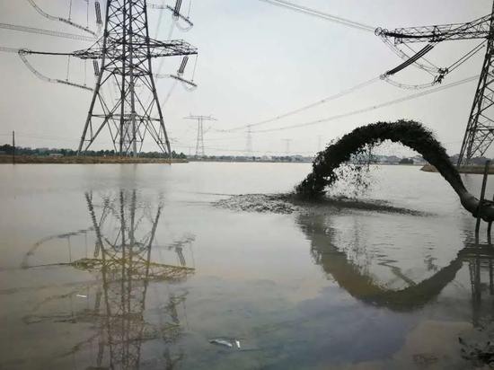 ▲麻溪港河道沉积了40年的淤泥，在吴江、秀洲两地的联合携手下，正在被逐步清除。资料片