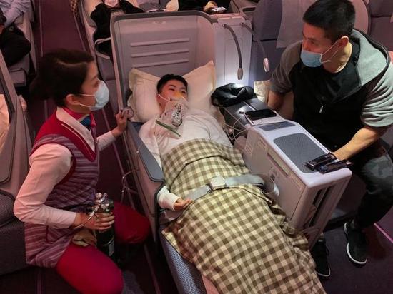 机上旅客突发疾病 南航乘务员悉心照料