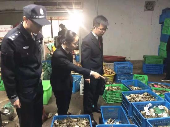 检察官到涉案窝点调查