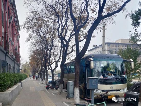 ▲停靠在北京王府井华侨大厦附近的旅游大巴。新京报记者 吴采倩 摄