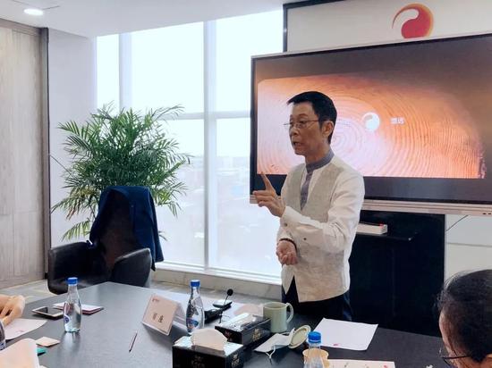 靠卖纸身家165亿，他说：真正努力过，拼搏过，才对得起这一生