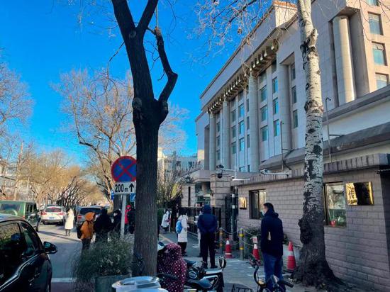 直击医保谈判现场 有人已蹲守3天