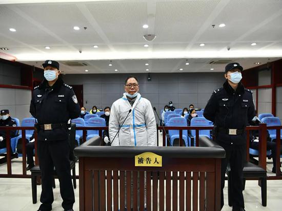 安徽省农村信用社联合社原党委书记、理事长陈鹏受审