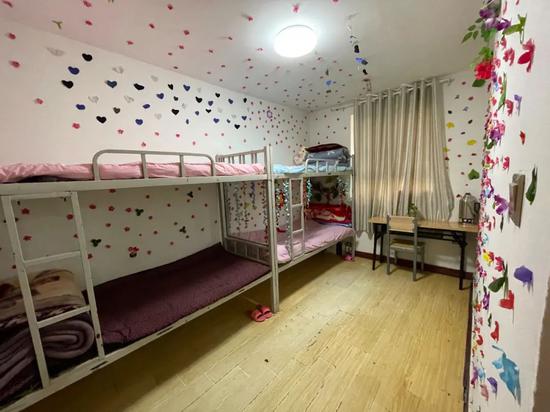 女工热娜古丽·古哈拉木温馨的宿舍