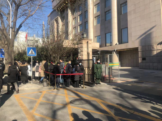 （图为PD-1国家医保谈判当日，药企排队入场 崔笑天/摄）