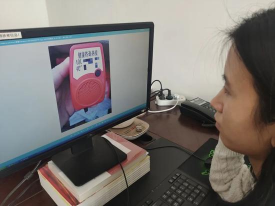 ▲吉林省消协工作人员正通过互联网查询涉事播放器信息。