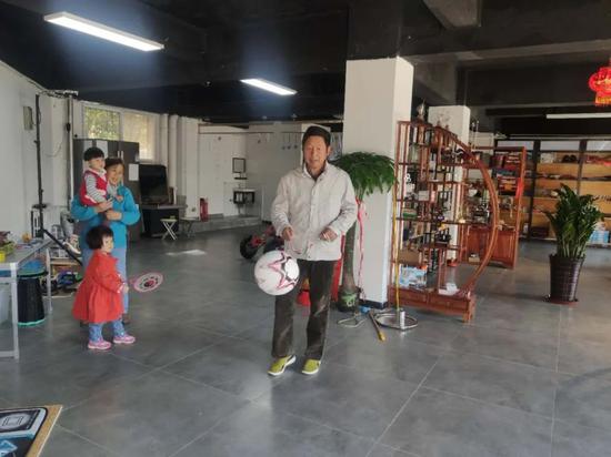 光明时评：老年玩具走俏，当防两大“滞后”