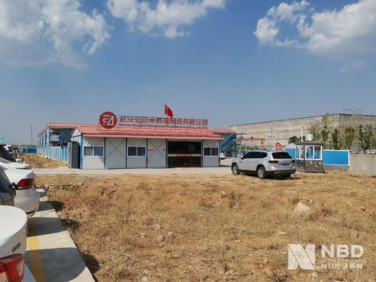 2020年9月，武汉弘芯项目办公区，停放着大量车辆 图片来源：每经记者 张明双 摄