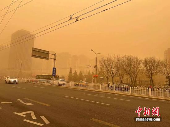 近十年最强沙尘天席卷12省份 多地污染爆表