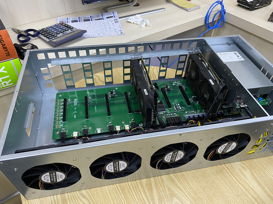 (显卡和主机组装成的以太坊矿机,其中右侧显卡在测试时因温度过高冒烟