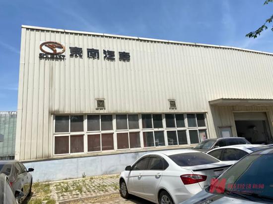 曾经的东南汽车4S店只剩下侧面的标识