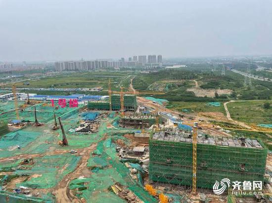 济南绿城春来晓园脚手架被吹倒 为拿预售证盖假6层？(图2)