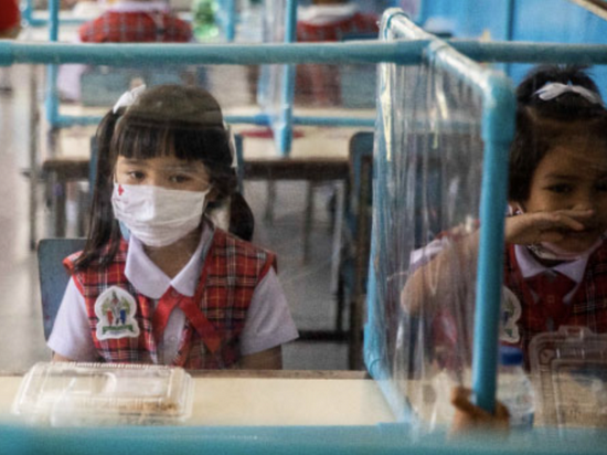 ■ 泰国曼谷幼儿园里戴口罩的儿童 / 盖蒂图片社 (Lauren DeCicca)