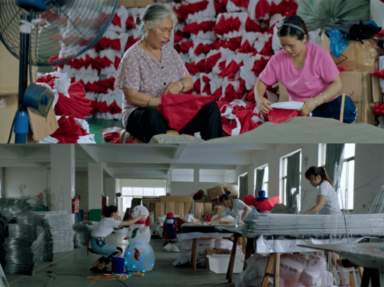 圣诞商品工厂中工人们在制作圣诞帽、雪人 　　图源：纪录片《圣诞快乐，义乌》