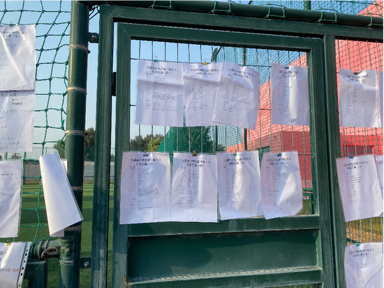 青年相亲集市上的 　　简历 　　拍摄：作者