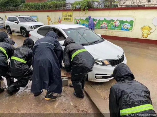 车辆、快递被冲走！北京暴雨致财产损失，保险赔吗？