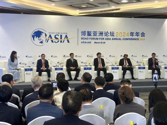 克服"里程焦虑"!交通部副部长李扬:进一步增加充电桩,充电设施