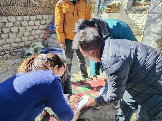 图为当地保险机构在受灾地区开展理赔服务。