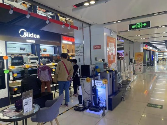 △图为某家电卖场的美的门店。