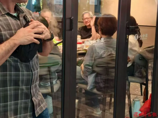 黄仁勋现身深圳，7个人吃了顿800元的牛肉火锅