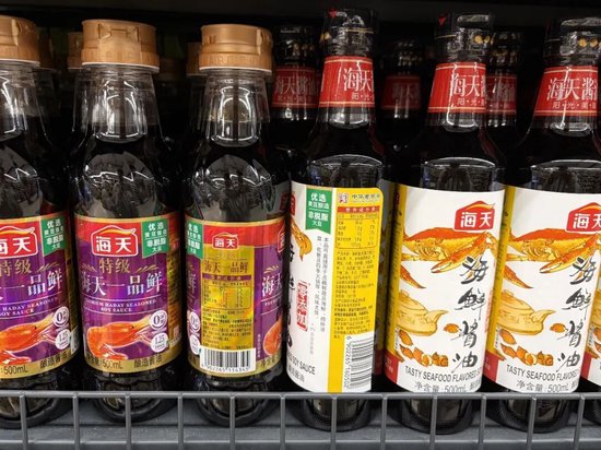 ▲海天海鲜酱油瓶身包装印有红色的“零添加”字样，一旁用浅灰色小字标注：“0添加防腐剂”，配料表中出现多种增鲜剂、甜味剂