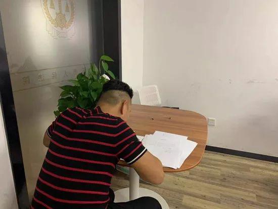 一位职业放贷人在浙江玉环法院签署18份自愿放弃本人债权的结案证明。玉环法院供图