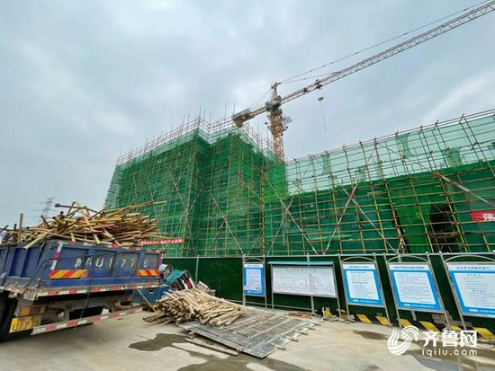 济南绿城春来晓园脚手架被吹倒 为拿预售证盖假6层？(图3)
