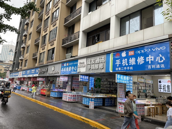 （成都太升南路街边的手机小店图/柳书琪）