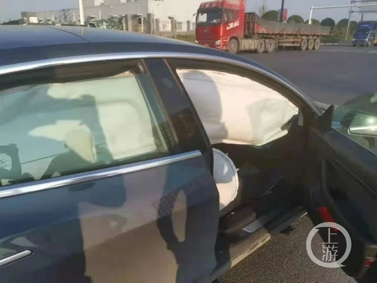 江西特斯拉5处气囊离奇弹出 旁边货车爆胎惹的祸