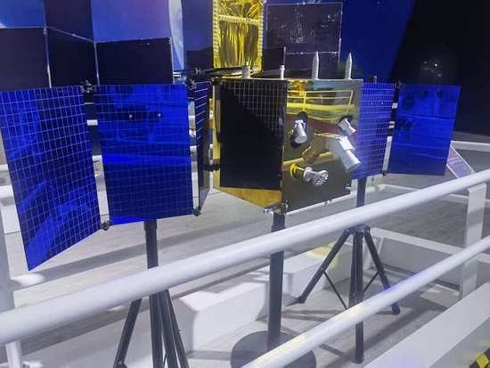 　（图为第十三届中国国际航空航天博览会上，中国航天科技集团八院展出的中国首颗太阳探测科学技术试验卫星模型。）