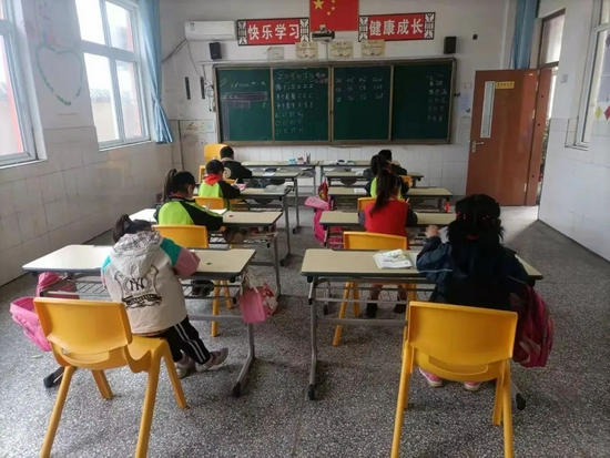 新桌椅 图片来源:新东方官方微信