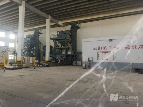 金正大临沭基地的复合肥车间,停机后的窗口,如今已经有了蜘蛛网。 图片来源:每经记者 彭斐 摄