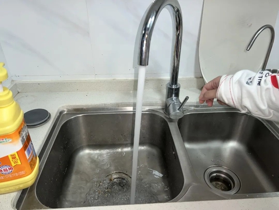 华侨城·曦海岸水道堵塞严重,无法正常排水