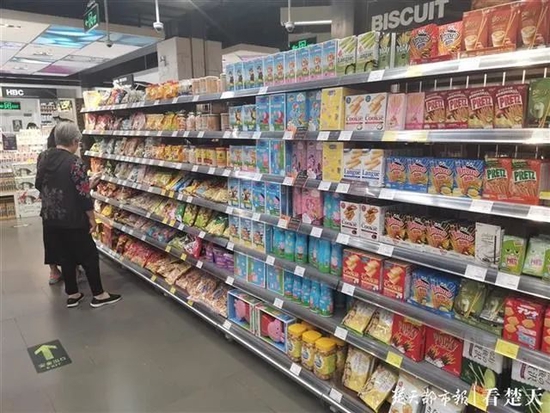 一超市内琳琅满目的儿童食品&nbsp